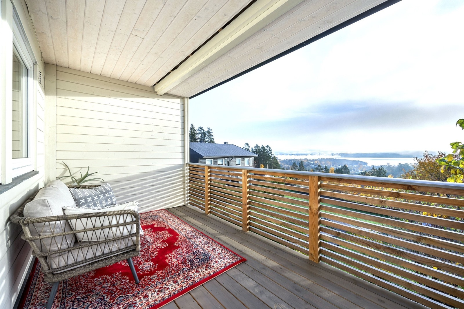 Her sitter du tørt, trygt og godt hele året - veranda ble bygget ut i 2020 Galleribilde