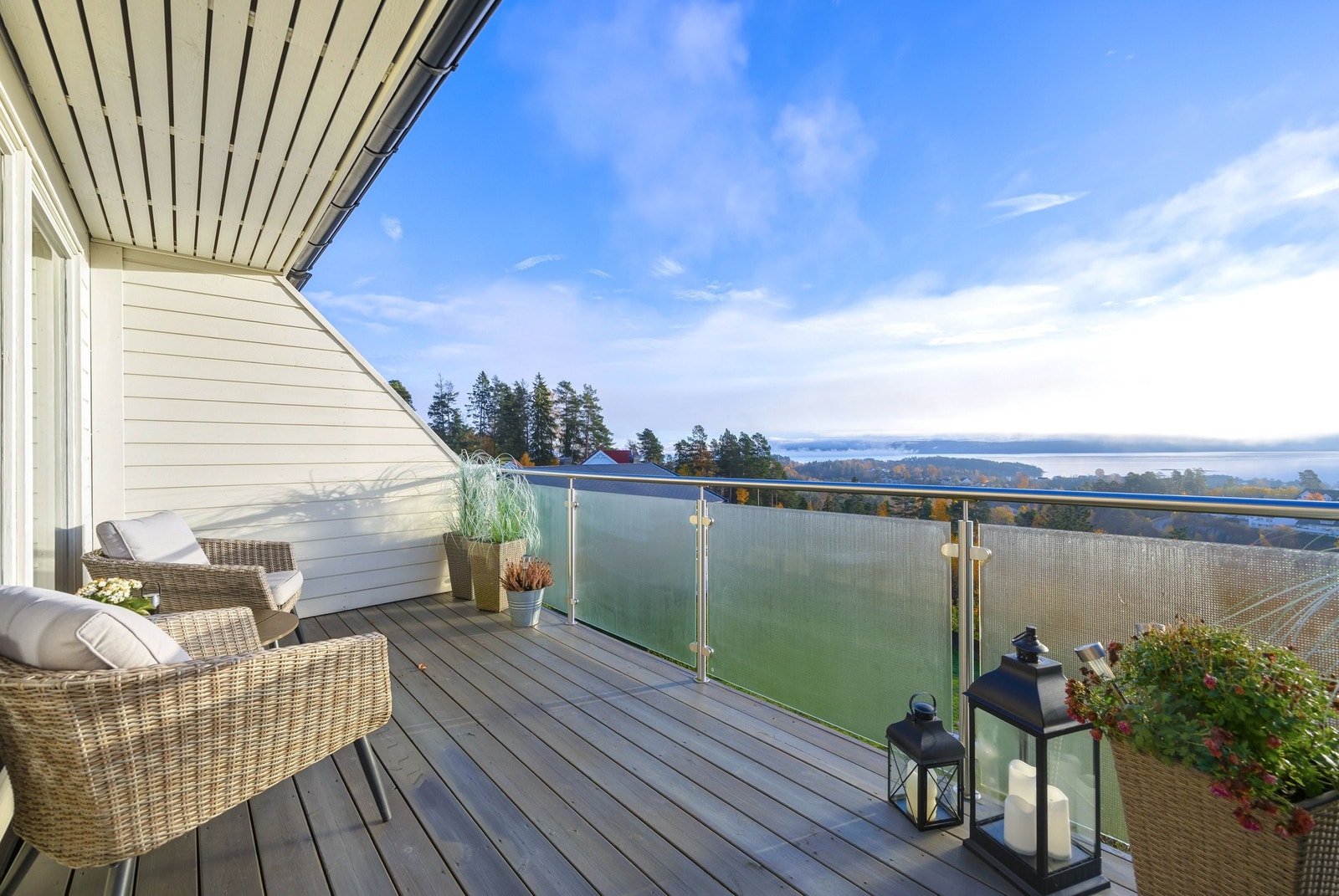 Beliggenhet, beliggenhet, beliggenhet. Her kan du sitte 24/7 - og aldri gå lei. Utsikt fra både stue og kjøkken Galleribilde