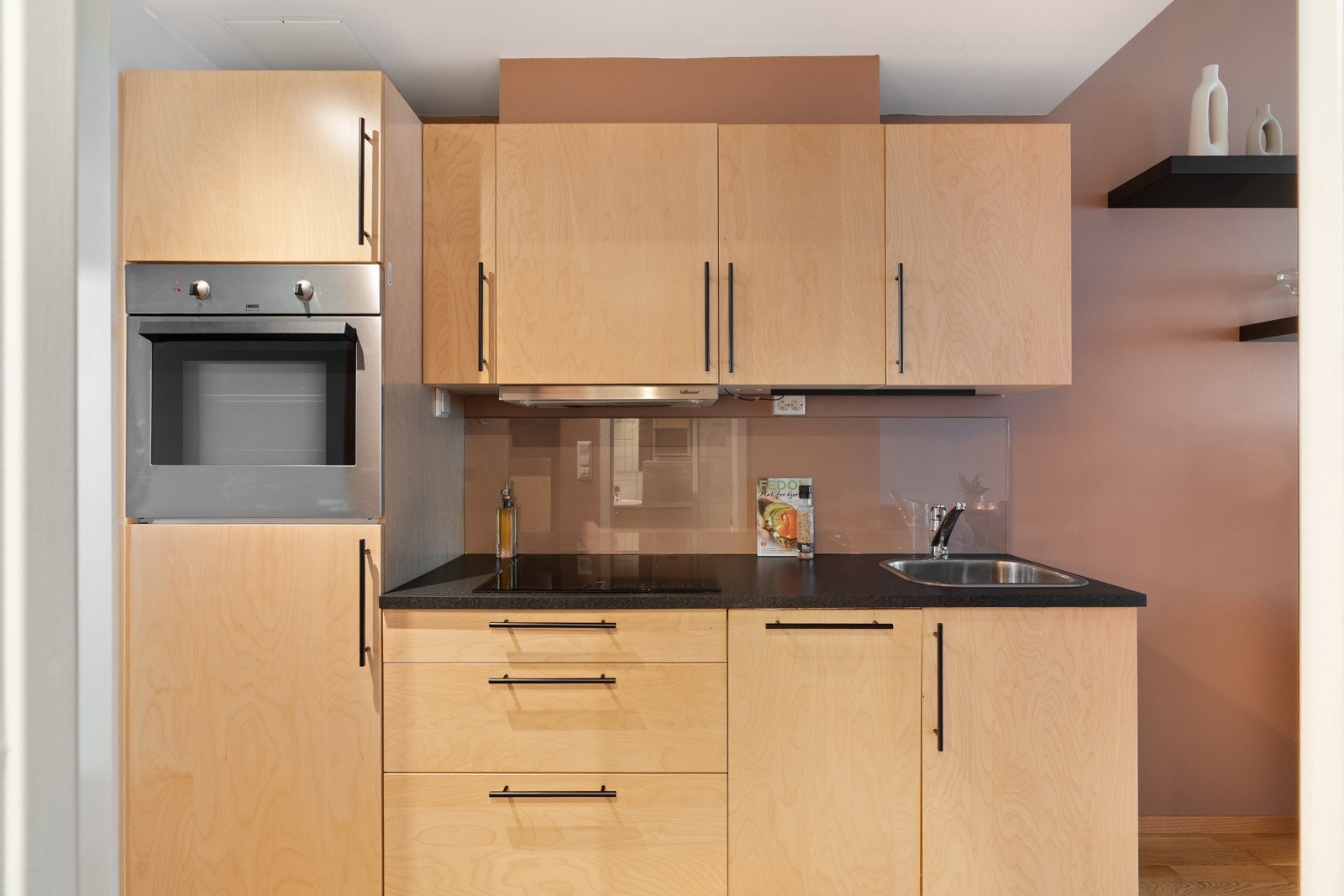 Hvitevarene er integrerte og består av stekeovn, induksjonsplatetopp, oppvaskmaskin, samt kjøleskap. Galleribilde