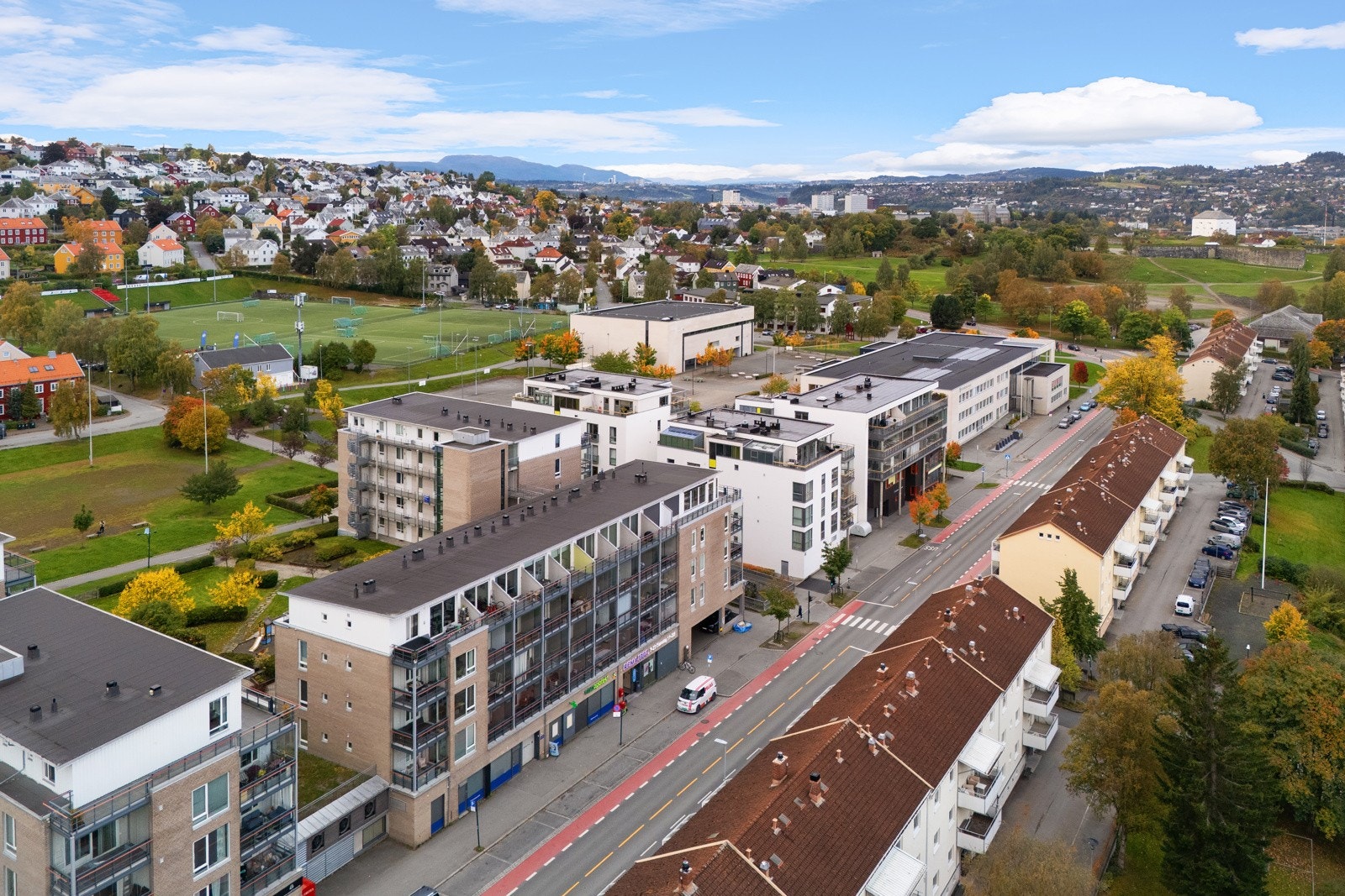 Leiligheten ligger praktisk til i byggets 1.etasje, men som fremstår som 2. etasje fra Stadsing Dahls gate. Galleribilde