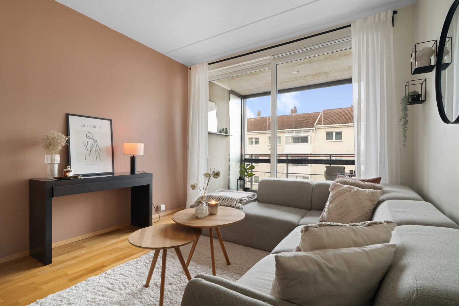 Vinduene fyller rommet med herlig dagslys, og forsterker den gode romfølelsen. Galleribilde