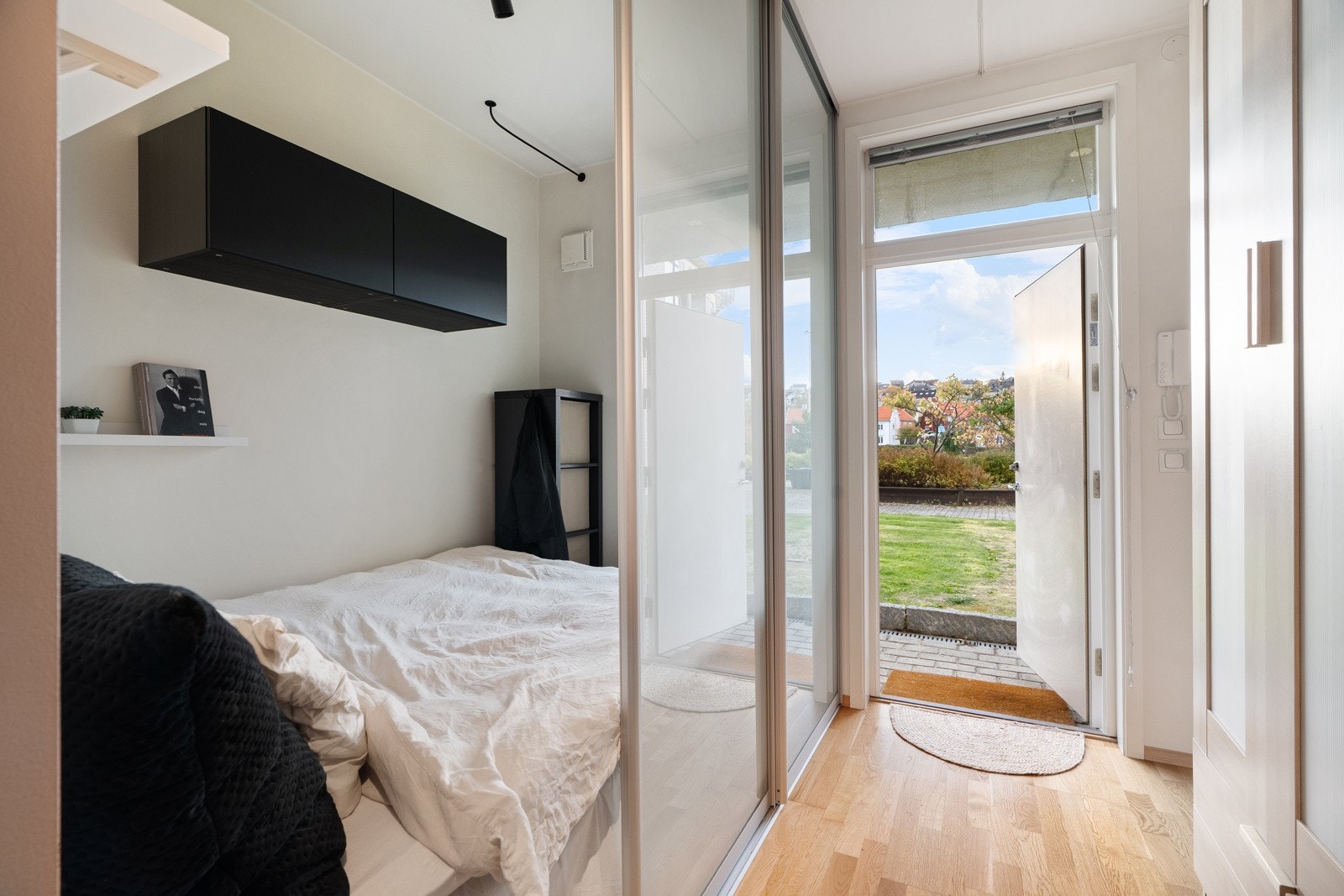 Sovealkoven er praktisk adskilt med skyvedører, og er i likhet med boligens øvrige rom malt i delikate farger. Med et areal på 3,3 kvm er det plass til dobbeltseng. Galleribilde