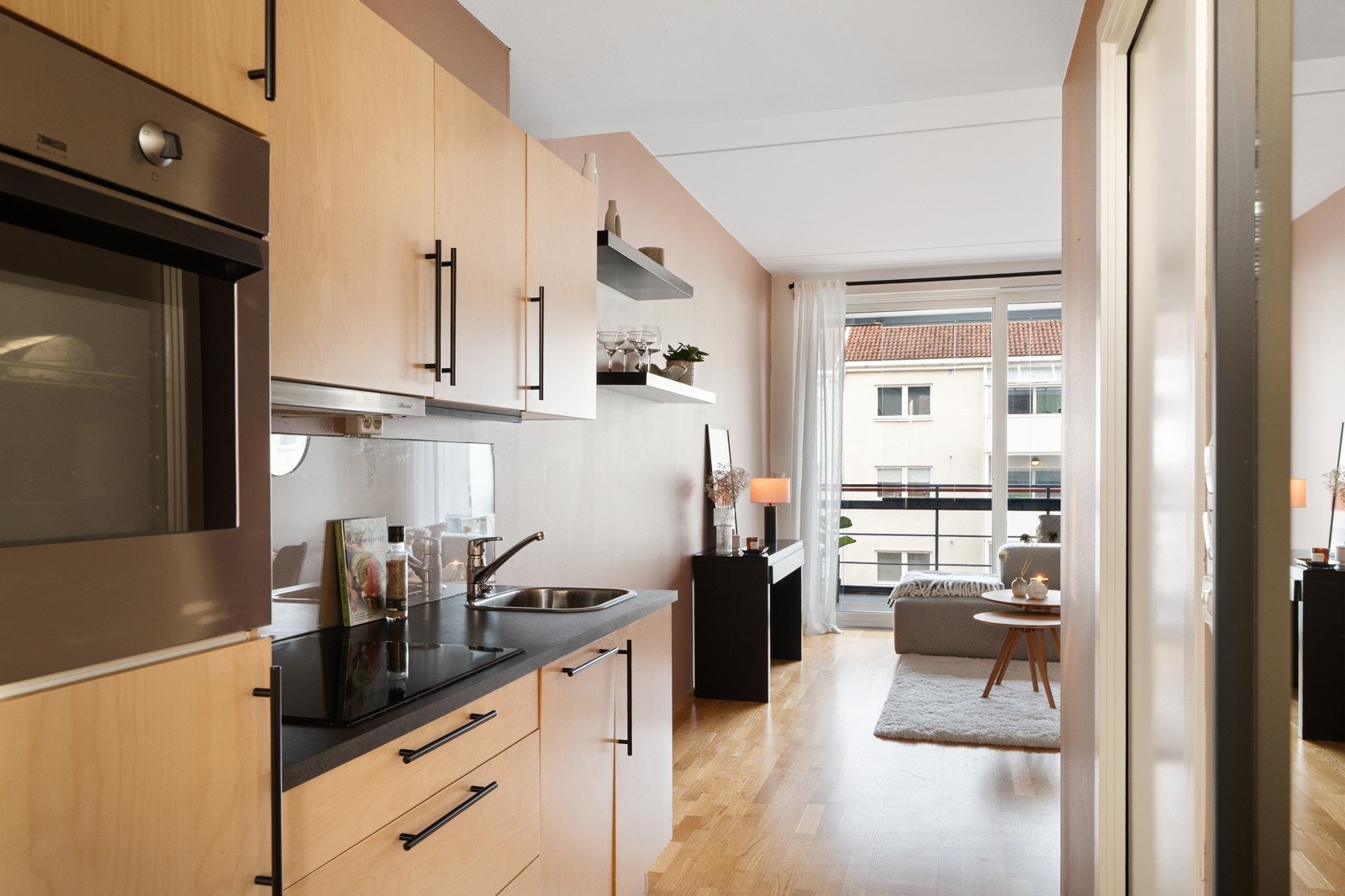 Kjøkkenet har en fin innredning, som skaper et fint skille mellom entré og stuedel. Galleribilde