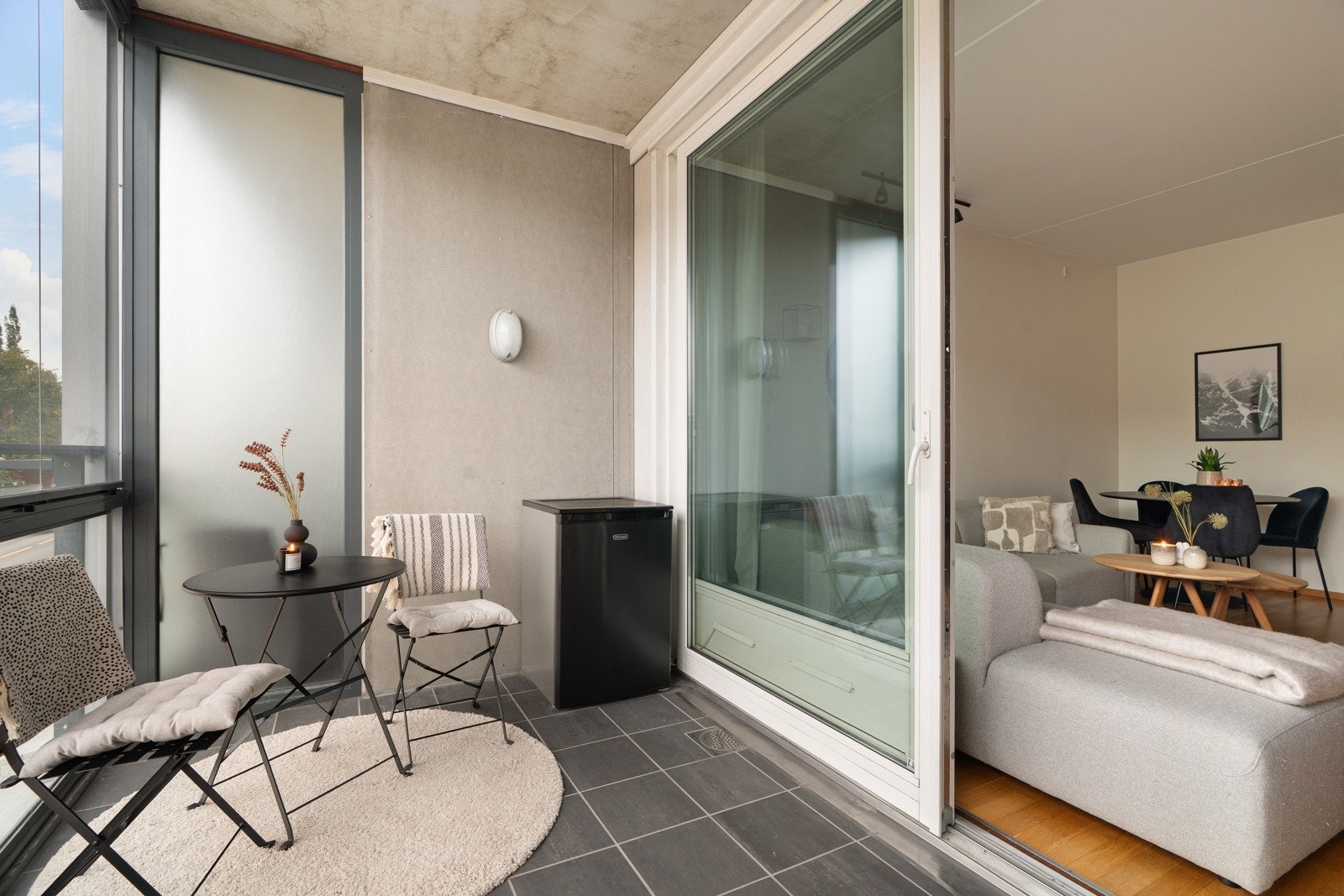 Balkongen har en nordvest-vendt orientering, samt innglasset front, som gjør balkongen anvendelig selv i dårligere vær. Den er videre utstyrt med belysning. Galleribilde