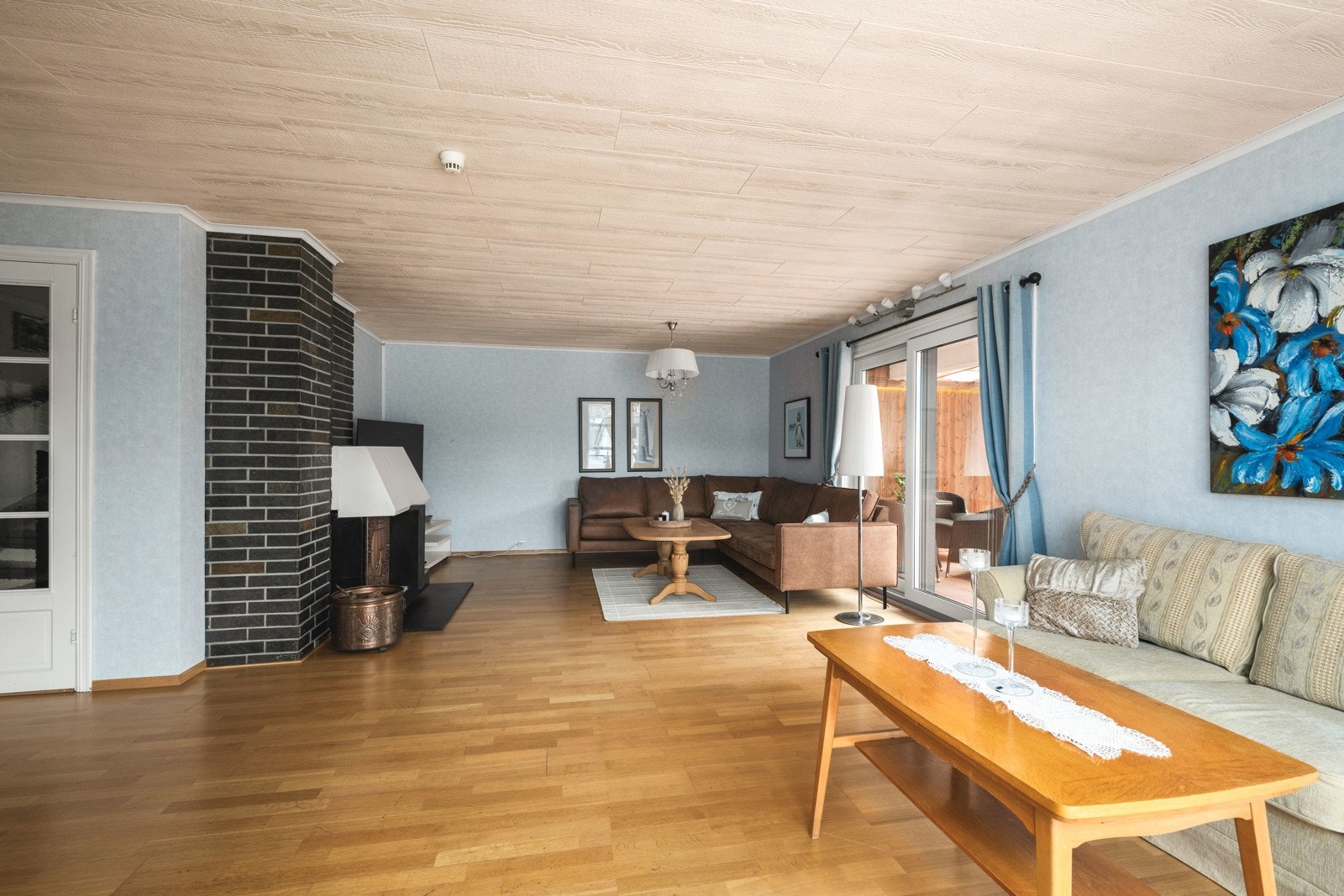 Stor stue med utgang til uteplass Galleribilde