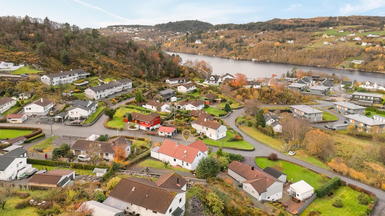 Eiendommen ligger flott og luftig til på feltet i Førre Hageby Galleribilde
