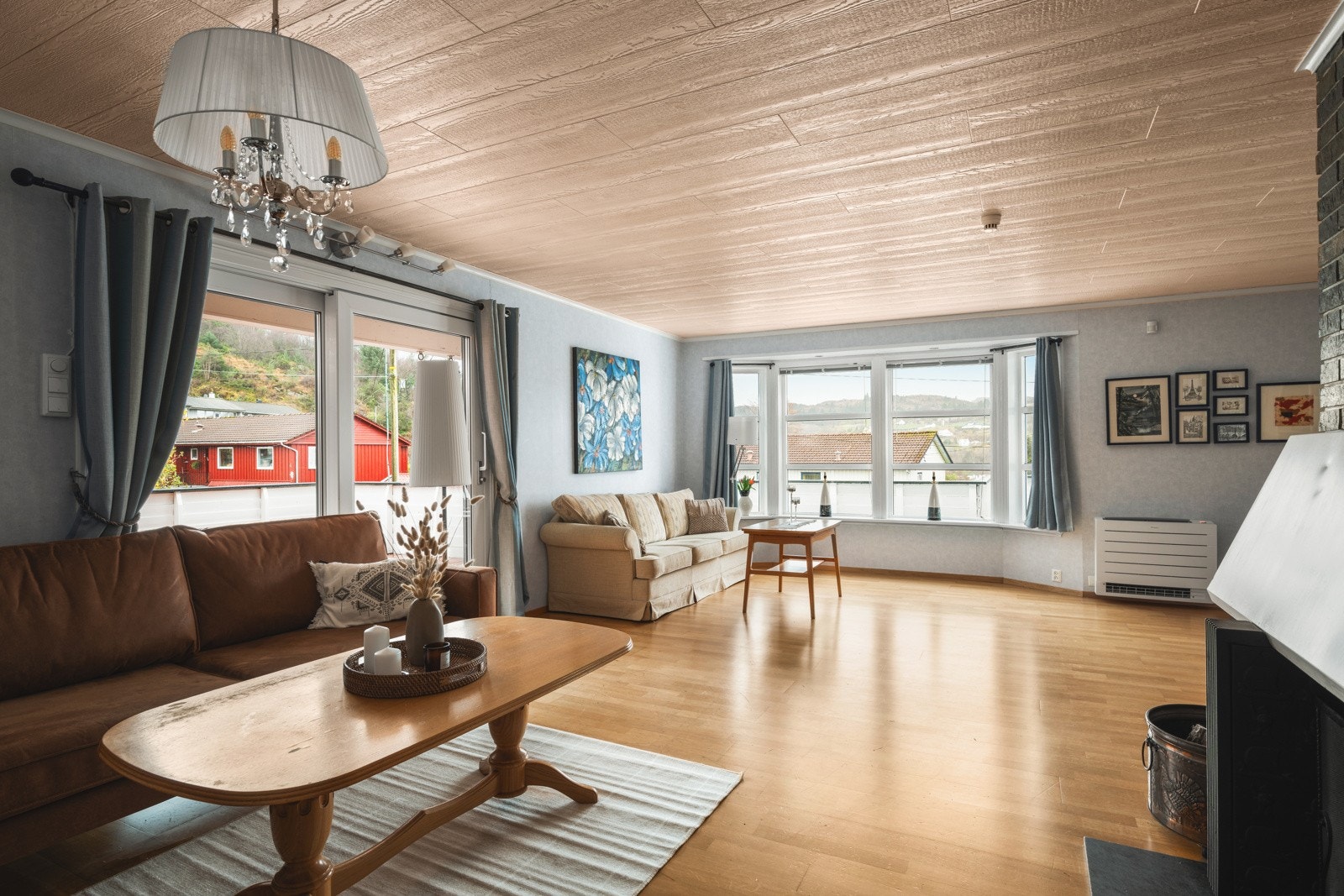 Romslig stue med gode møbleringsmuligheter Galleribilde