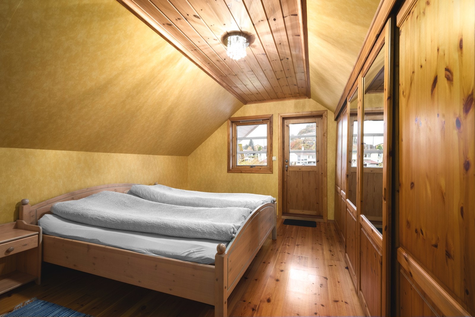 Soverom på loft med utgang til balkong Galleribilde