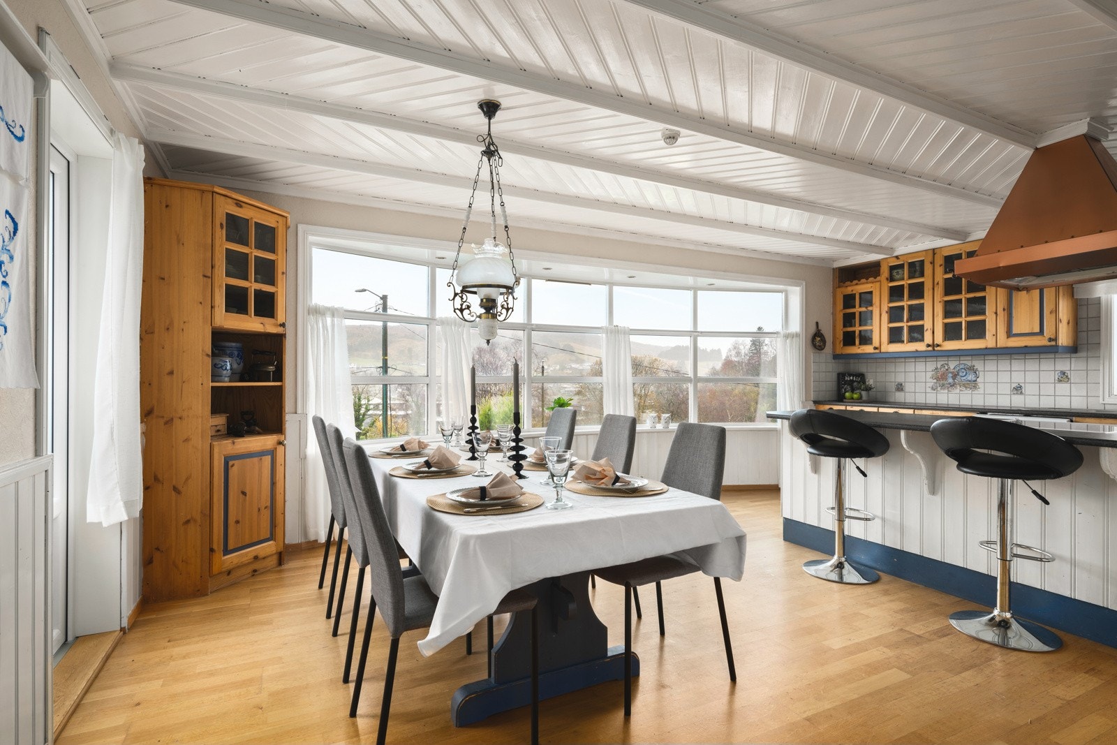 Meget romslig kjøkkenområde med flott utsikt og utgang til balkong mot vest Galleribilde