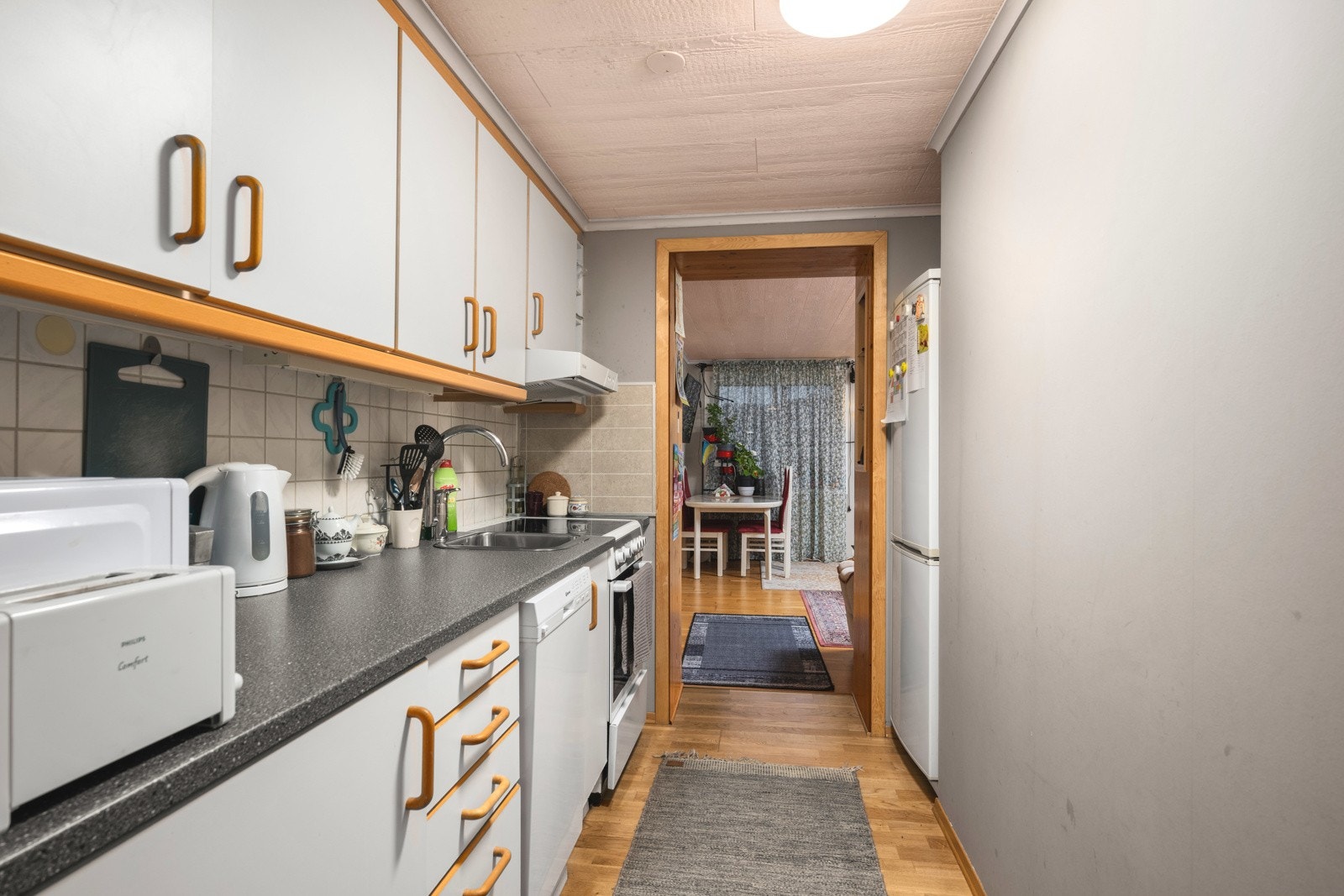 Kjøkken i sokkelleiligheten Galleribilde