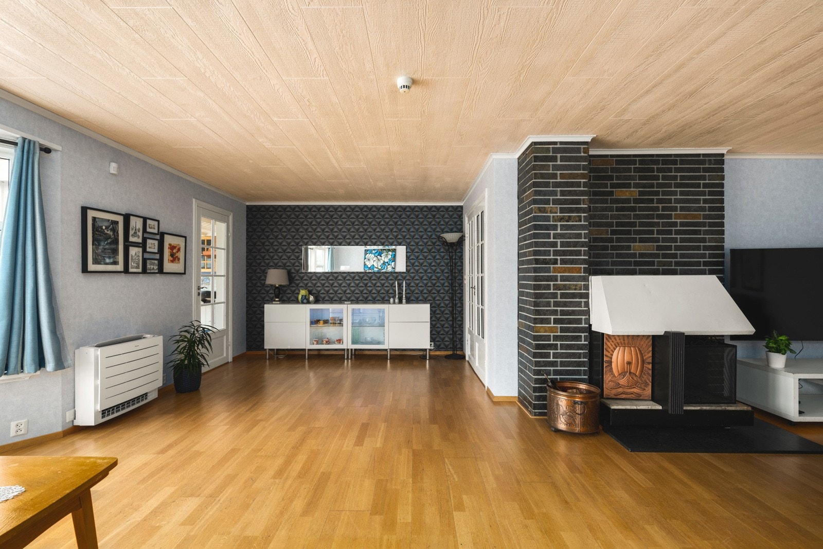 Stuen har vedovn og ny varmepumpe fra 2025 Galleribilde