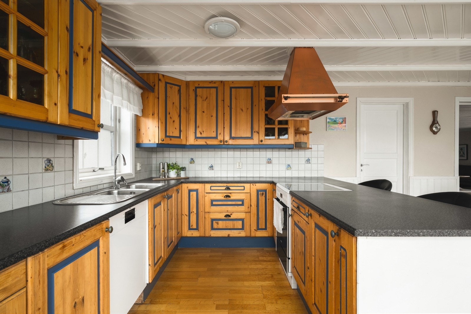 Velholdt kjøkken med mye skap og benkeplass Galleribilde