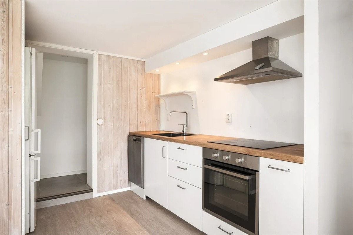 Kjøkken - flere moduler til venstre i bildet, ink. stort kjøleskap. Galleribilde