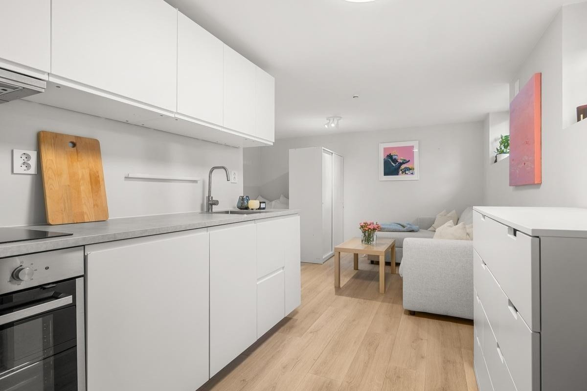 Integrert oppvaskmaskin, komfyr og platetopp medfølger. Galleribilde