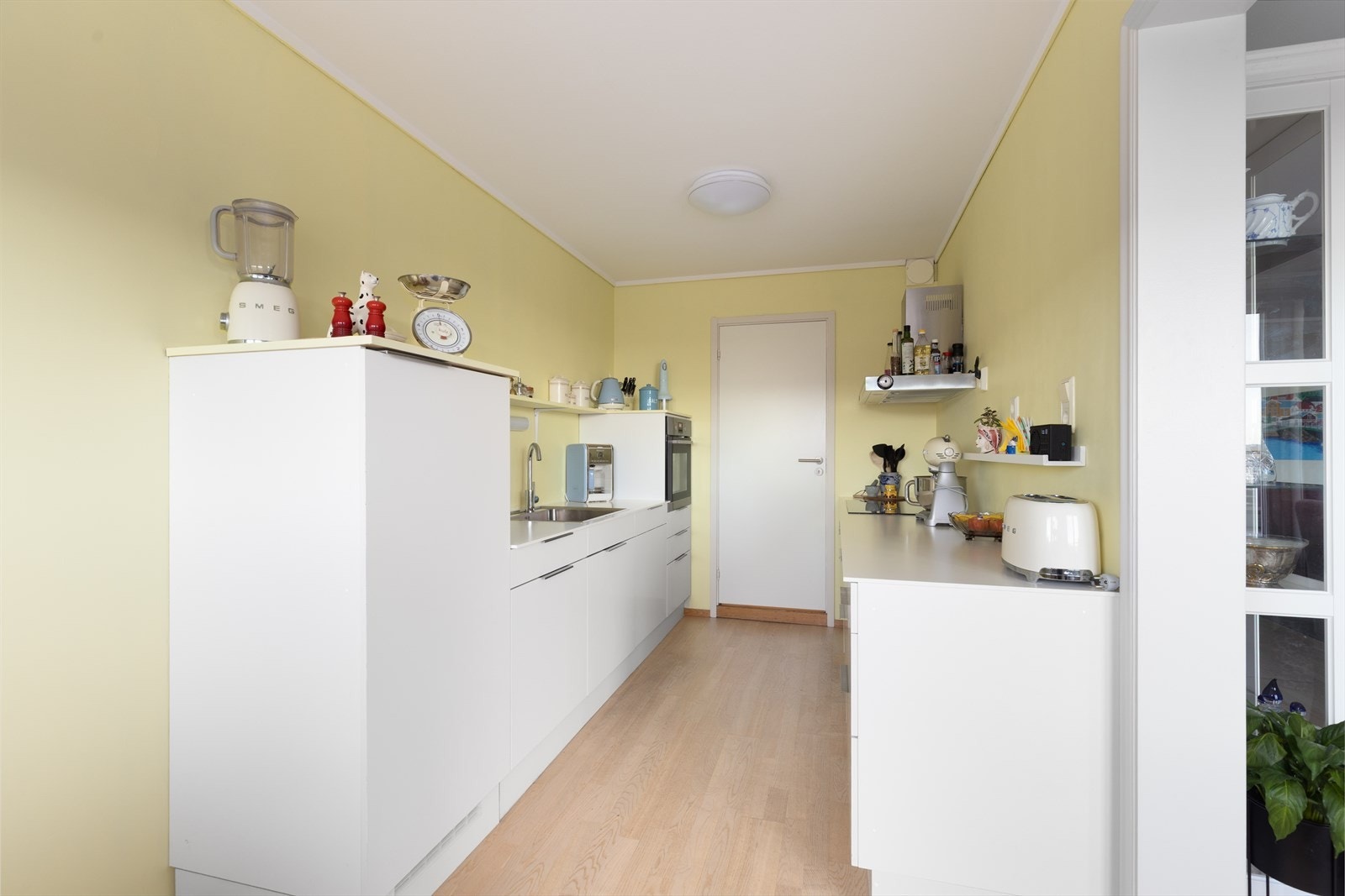 Pent og romslig kjøkken, som er påkostet ny kjøkkeninnredning fra Sigdal i 2016. Integrerte hvitevarer og glatte, tidløse fronter. Galleribilde