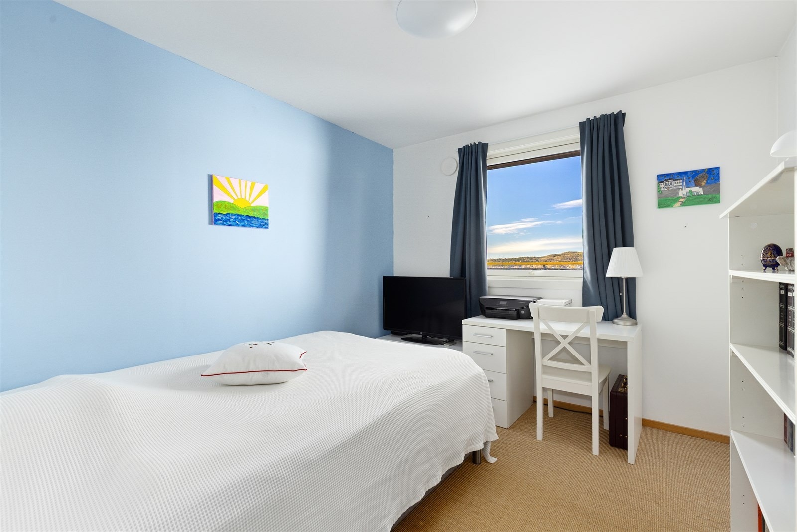 Det andre soverommet er romslig, med god plass til diverse soveromsmøblement. Begge soverommene har teppe på gulv. Galleribilde