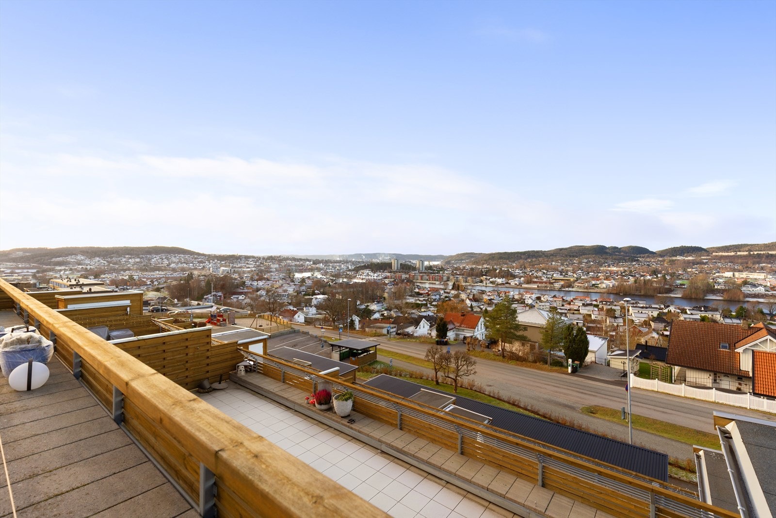 Terrassen byr på særdeles gode solforhold og fantastisk utsikt! Rikelig med plass til utemøbler og markiser for solskjerming. Galleribilde
