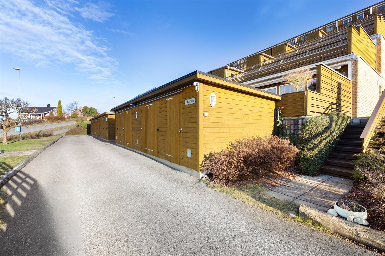 Leiligheten disponerer i tillegg en utvendig bod ved nedre inngang til terrassehuset, og egen parkeringsplass i felles parkeringshus. Galleribilde