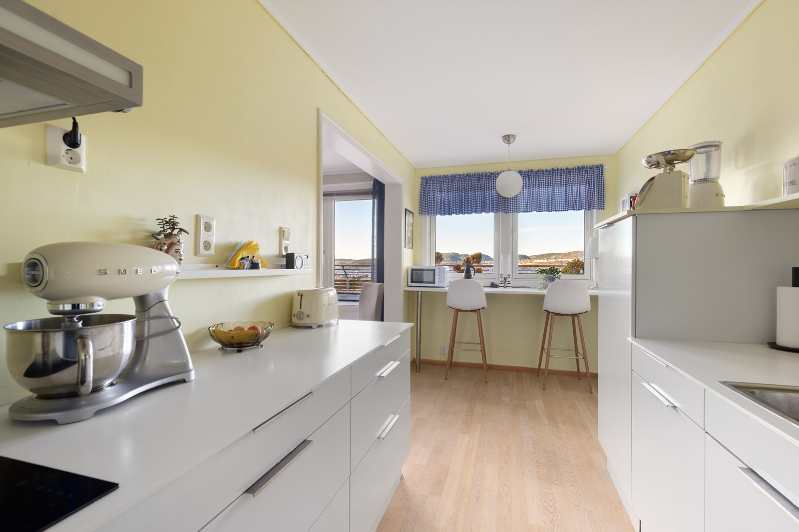 Over kokesonen er det montert ventilator med kullfilter. Det er ikke montert overskap, noe som gir kjøkkenet en god og luftig romfølelse. Galleribilde