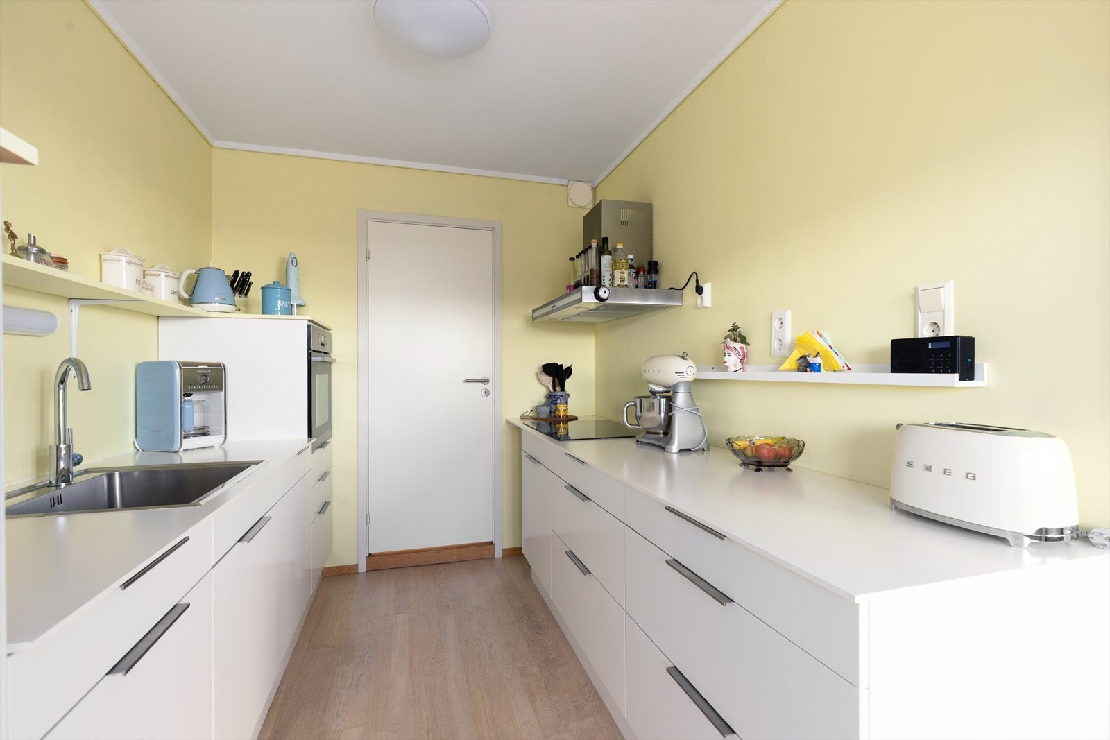 Laminat benkeplate med gode arbeidsflater, nedfelt platetopp og oppvaskkum i rustfritt stål. Stekeovn er montert i praktisk arbeidshøyde. Galleribilde