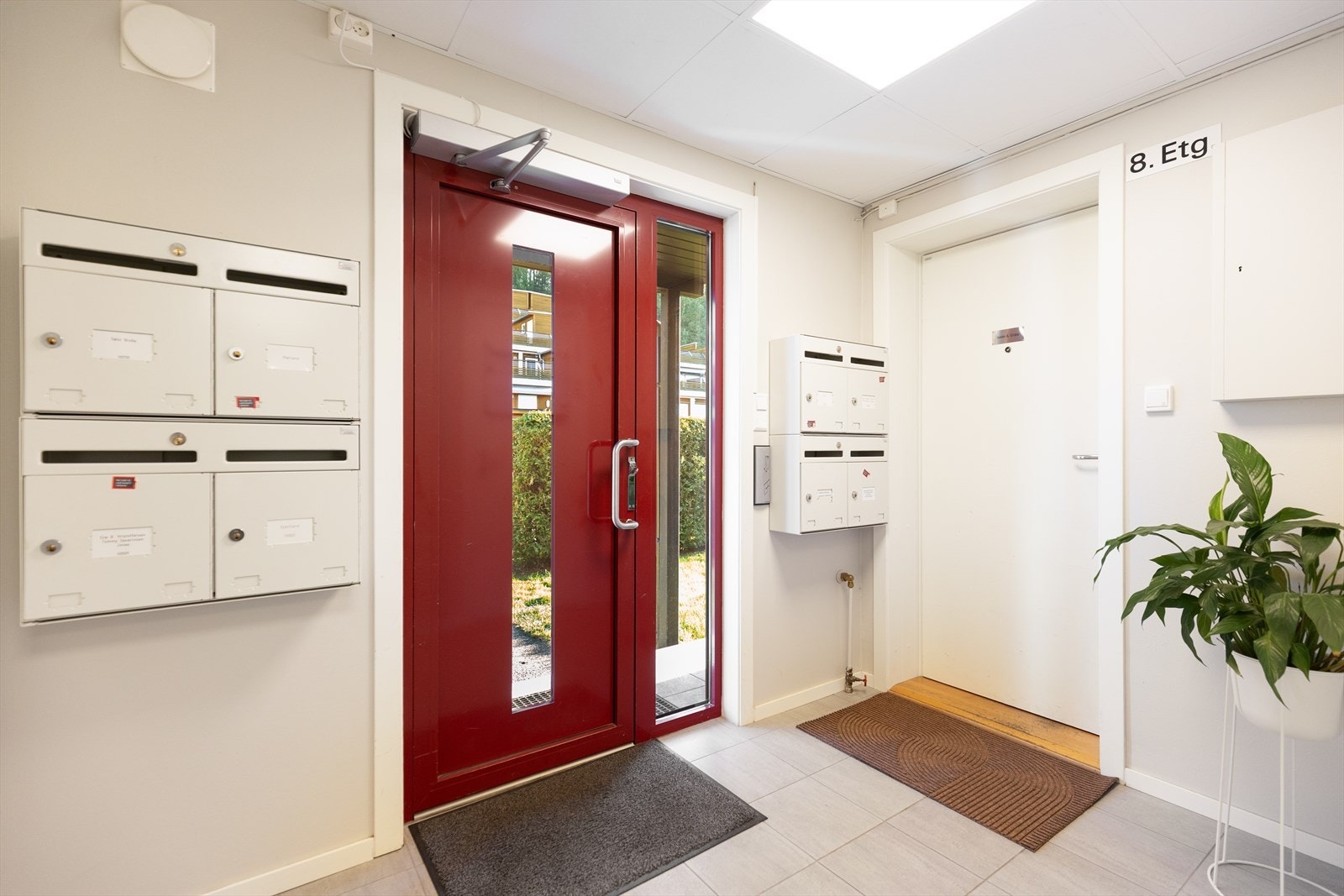 I regi av borettslaget er det foretatt oppussing av fellesarealer, ganger, trapperom og felles inngangsdør med ringeanlegg i 2020. Galleribilde