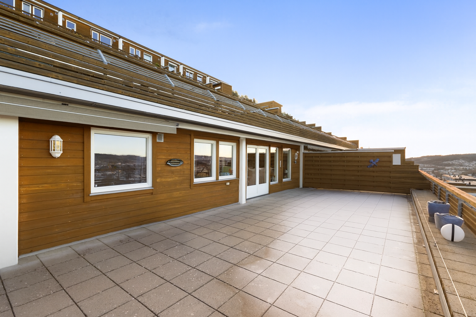 Leiligheten har en flott beliggenhet i 4. etasje med fantastiske sol- og utsiktsforhold. Stor terrasse som er enkel å møblere, her er det plass til både sofagrupper, solsenger og langbord! Galleribilde