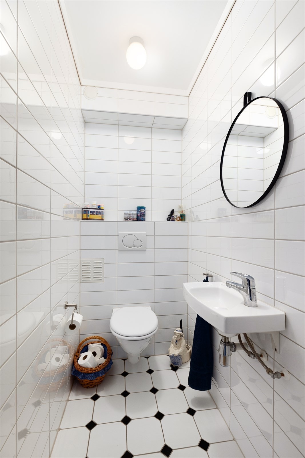 Eget, flislagt toalettrom fra 2009. Toalettrom ligger ved siden av badet og er utstyrt med veggmontert toalett, håndvask og speil. Galleribilde