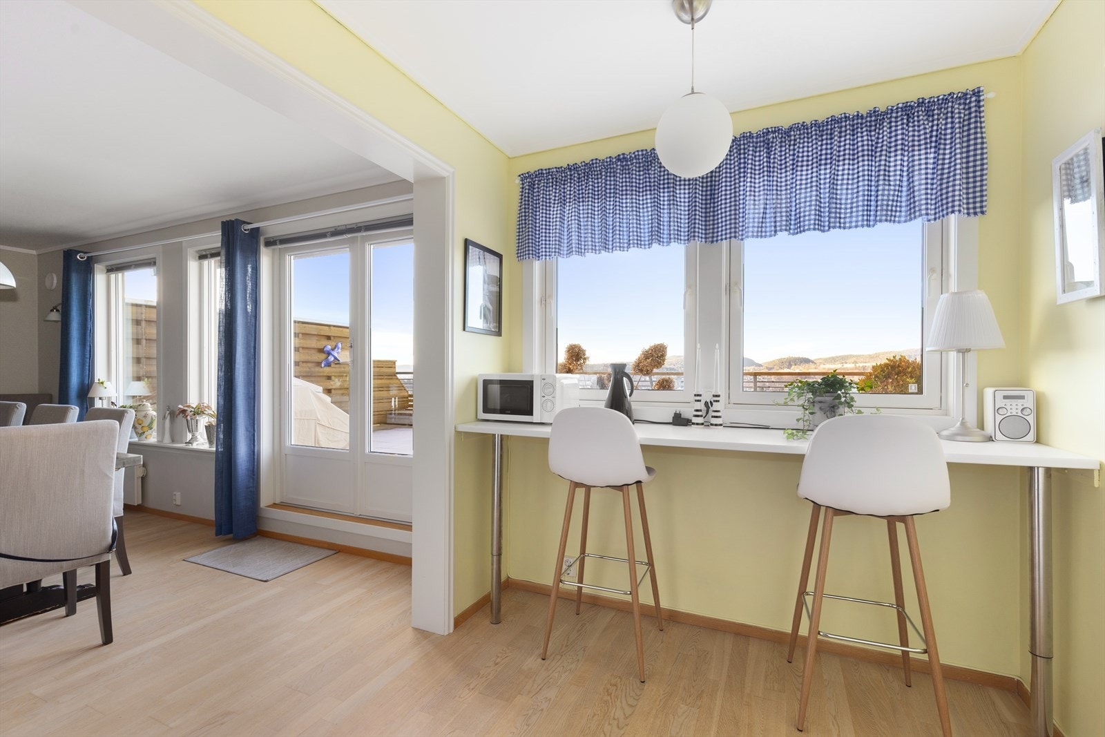 På kjøkkenet er det etablert en hyggelig spiseplass ved vinduer. Her kan man nyte den fantastiske utsikten denne leiligheten har å by på! Galleribilde