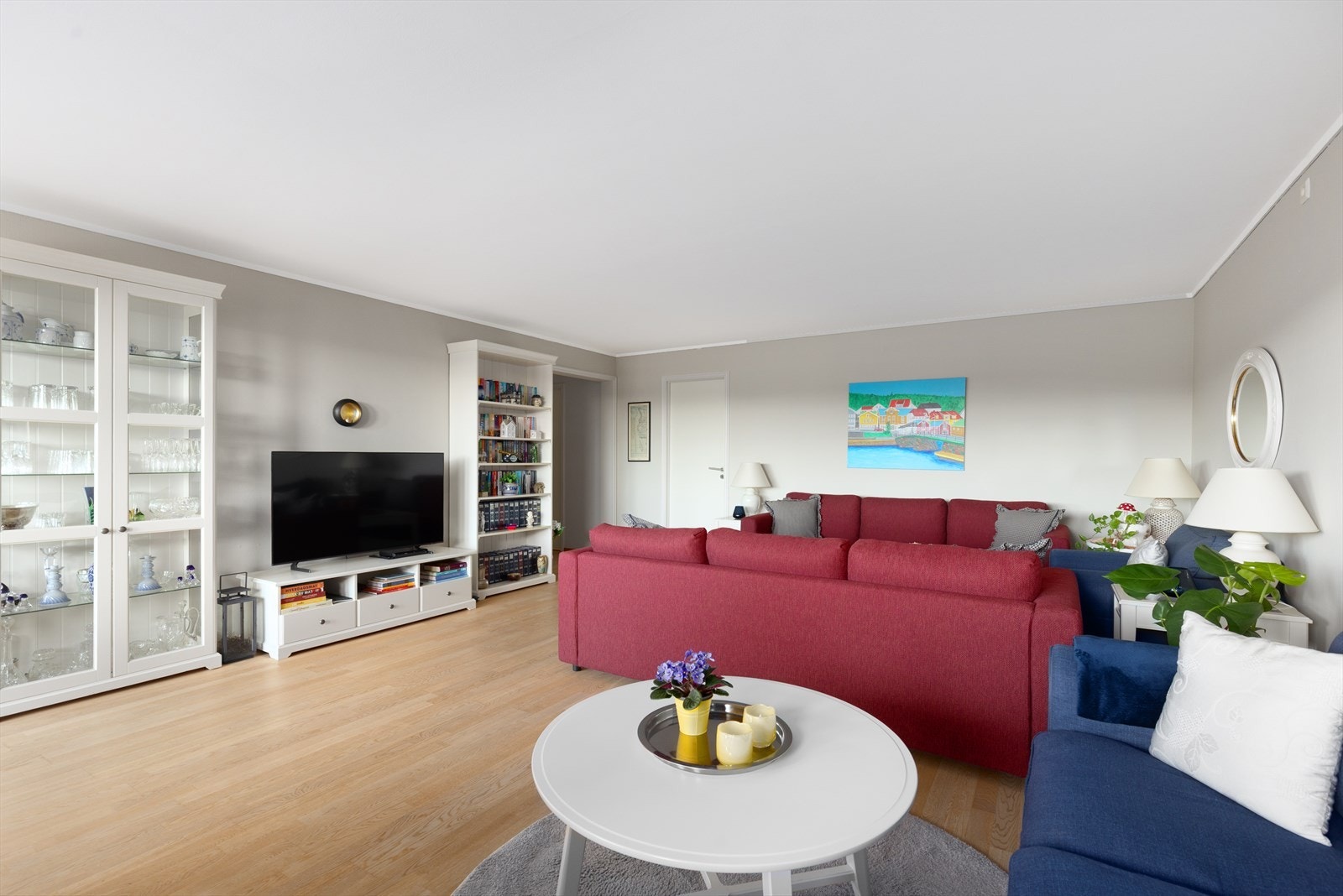 Leiligheten innehar en god planløsning og er påkostet/modernisert i senere år. Kabel tv og internett er inkludert i felleskostnadene. Galleribilde