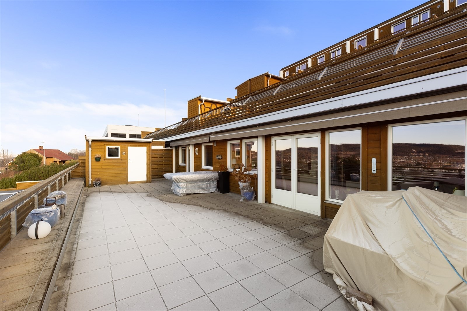 Det er etablert en utvendig bod på terrassen, og mot naboer er det satt opp levegger som skjermer for innsyn. Galleribilde