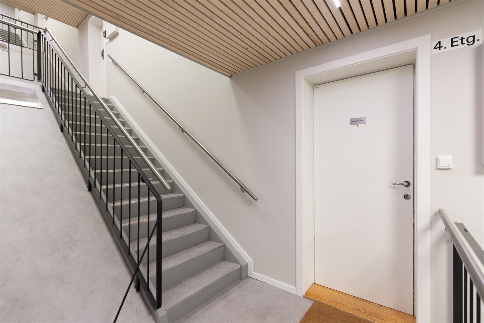 Det er felles inngang både i øvre og nedre del av blokka, med felles innvendig trappegang til leilighetene. Galleribilde