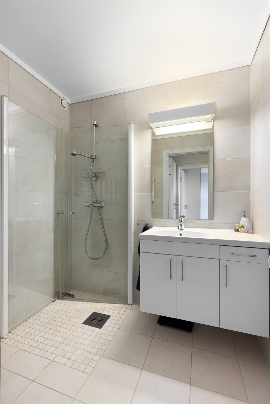 Pent, flislagt bad fra 2009. Badet har varmekabler i gulv, dusjhjørne med praktiske dusjvegger og romslig servantskap. Galleribilde