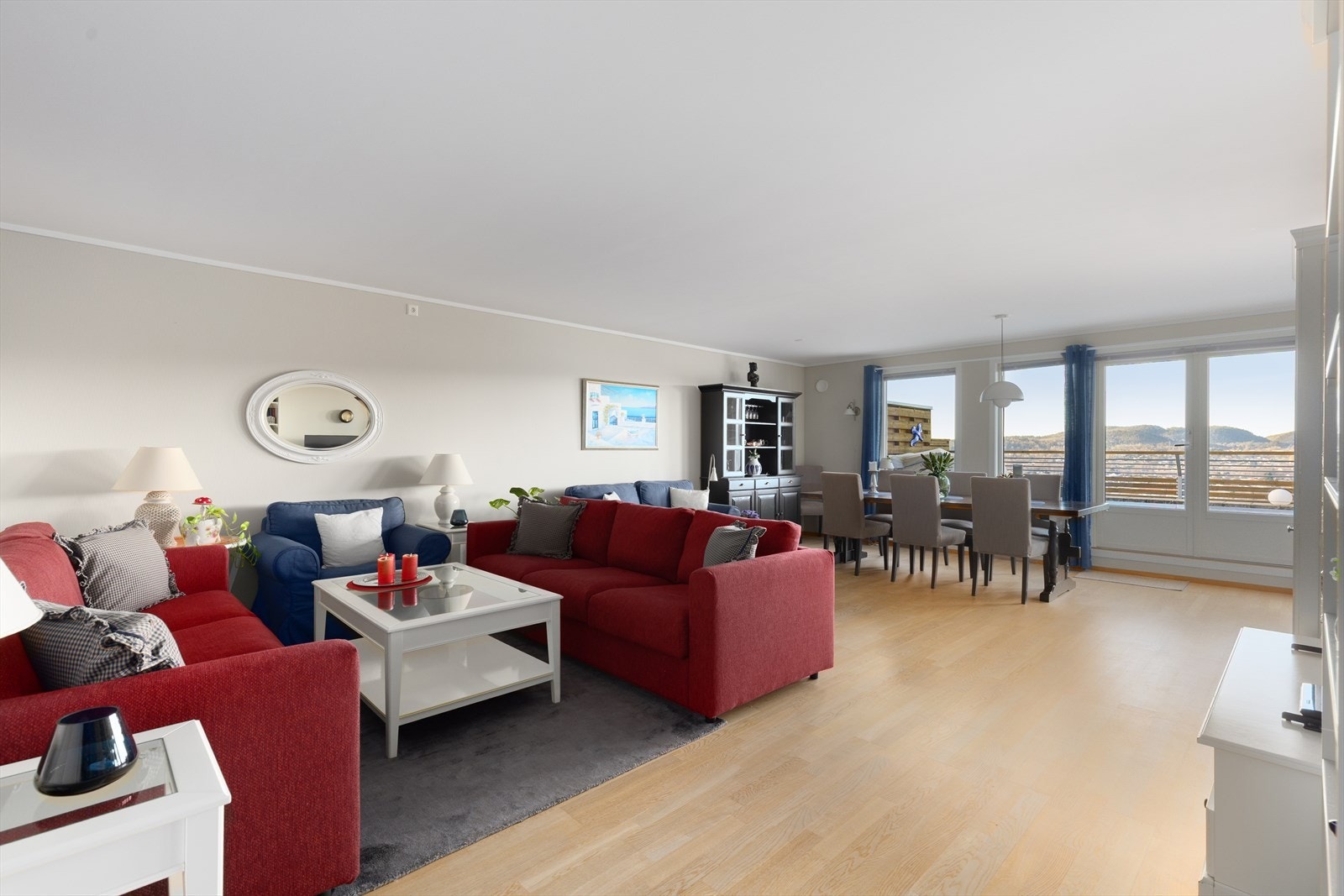 Leiligheten har en lys og fin stue av god størrelse, med parkett på gulv og god plass til møblering av flere oppholdssoner. Galleribilde