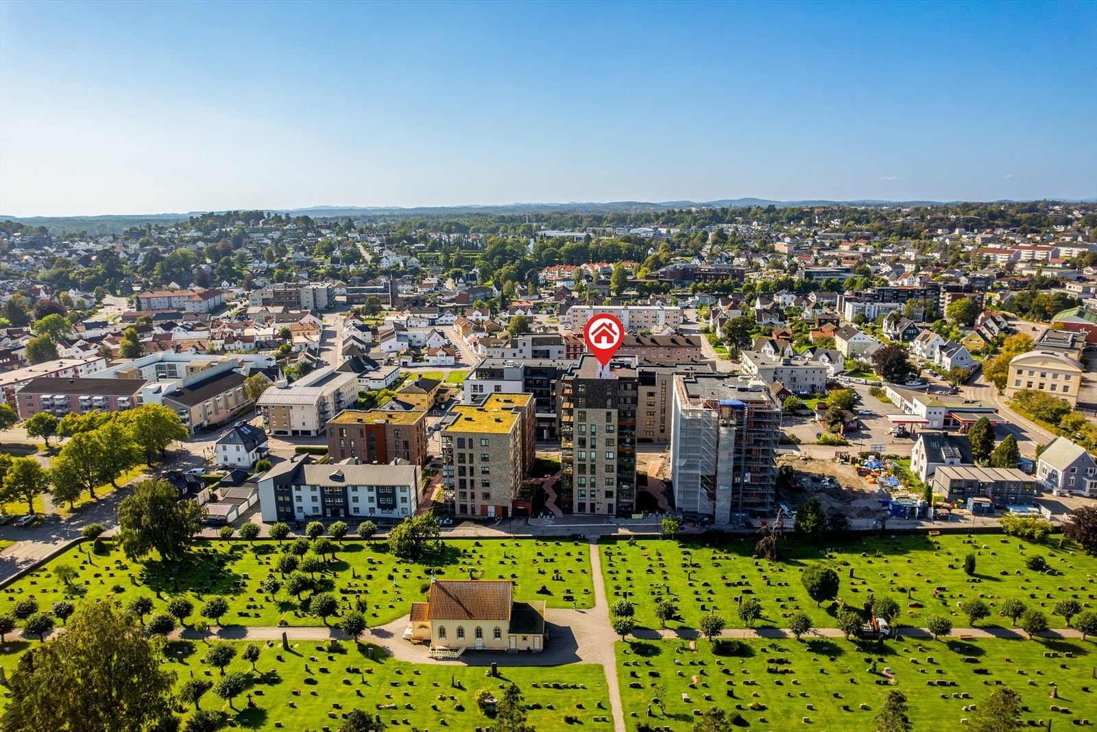 Meget sentral beliggenhet rett i utkanten av Sandefjord sentrum. Kort vei til alt du trenger i hverdagen. I tillegg ligger jernbanestasjonen kun 200 meter unna, samt E-18 og Torp flyplass er kun få minutter unna med bil. Galleribilde