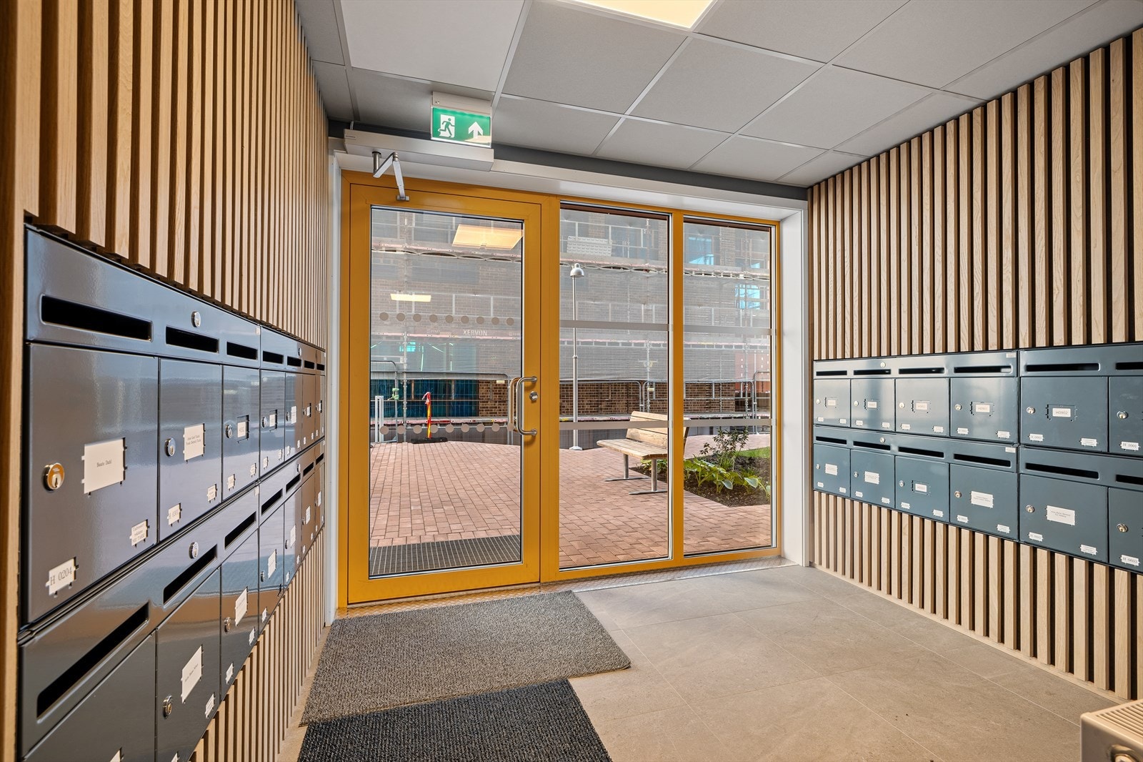 Felles inngang med postkasser. Galleribilde