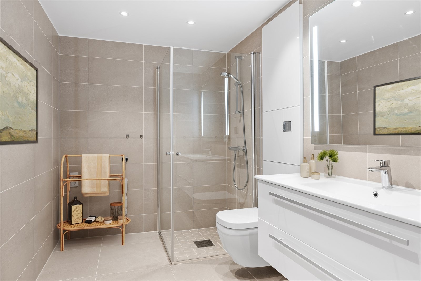 Delikat bad/vaskerom med flotte fliser på gulv og vegg. Bader er innredet med vegghengt toalett, dusj på vegg adskilt med svingbare dusjdører. Nedfelt servant i baderomsinnredning og opplegg til vaskemaskin. (Digital styling) Galleribilde