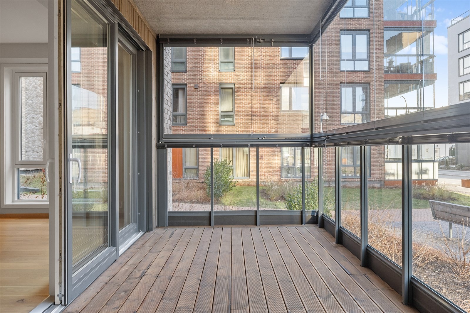 Stor innglasset balkong på ca 11,5 kvm med utgang fra stuen. Her forlenger man sommeren. Galleribilde