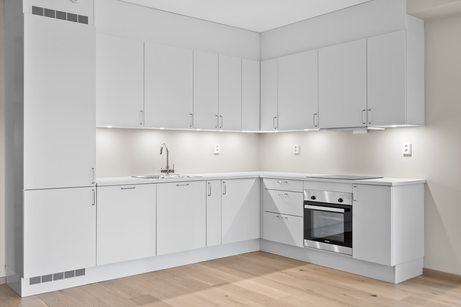 Flott kjøkken med HTH innredning og integrerte hvitevarer. Galleribilde