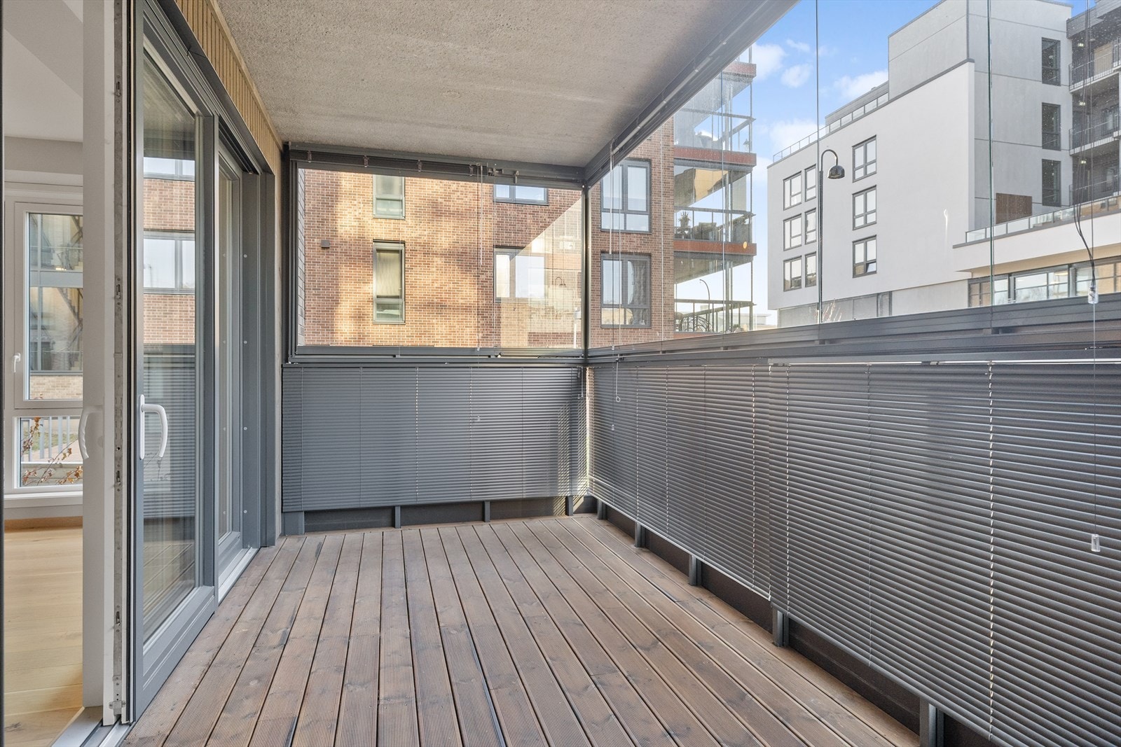 Stor innglasset balkong på ca 11,5 kvm med utgang fra stuen. Her forlenger man sommeren. Galleribilde