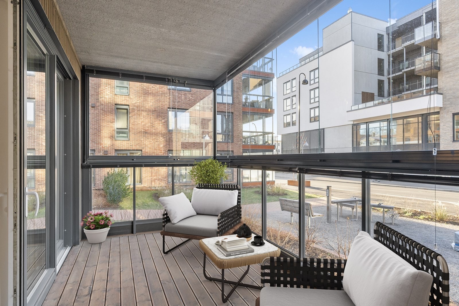 Stor innglasset balkong på ca 11,5 kvm med utgang fra stuen. Her forlenger man sommeren. (Digital styling) Galleribilde