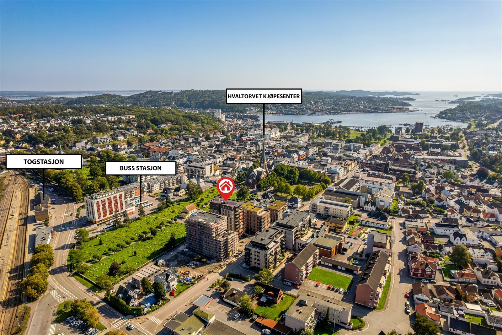 Meget sentral beliggenhet rett i utkanten av Sandefjord sentrum. Kort vei til alt du trenger i hverdagen. I tillegg ligger jernbanestasjonen kun 200 meter unna, samt E-18 og Torp flyplass er kun få minutter unna med bil. Galleribilde