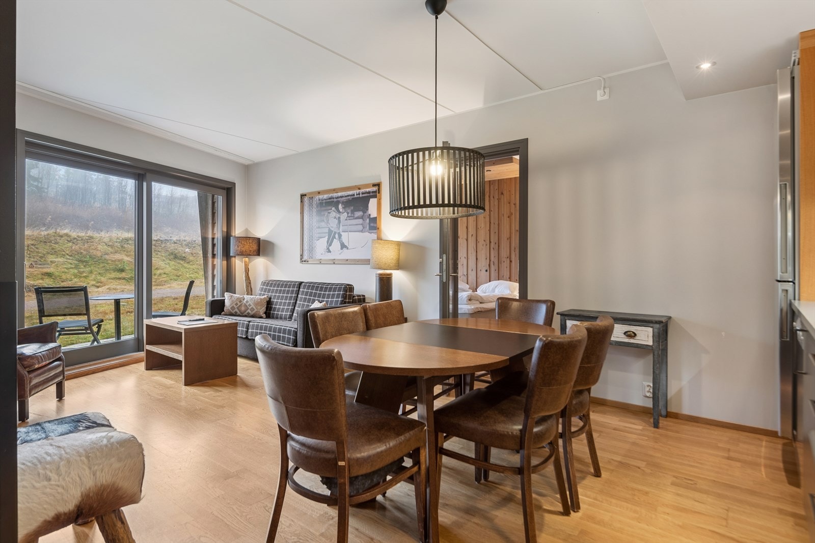 Velkommen til Fageråsen 800G, en attraktiv fjelleilighet med ski-inn/ski-ut og god standard. Praktisk og lettstelt 4-roms leilighet med fin, åpen stue- og kjøkkenløsning. Galleribilde