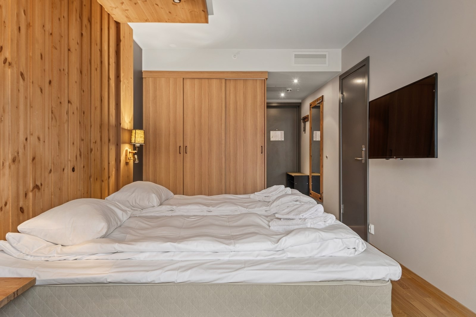 Soverommet har praktisk skyvedørsgarderobe. Galleribilde