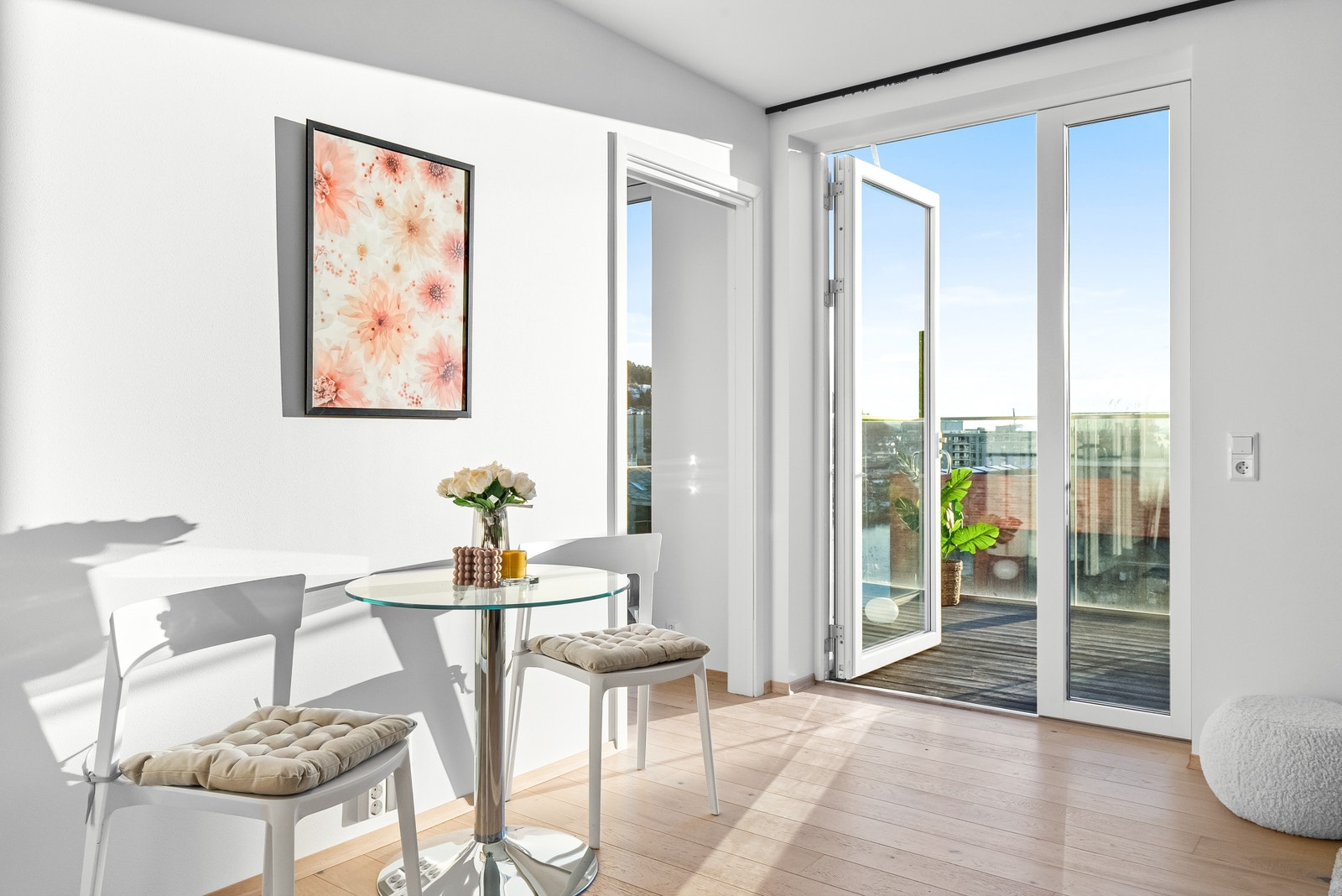 Rikelig med naturlig lys og vakker utsikt mot fjorden. Galleribilde