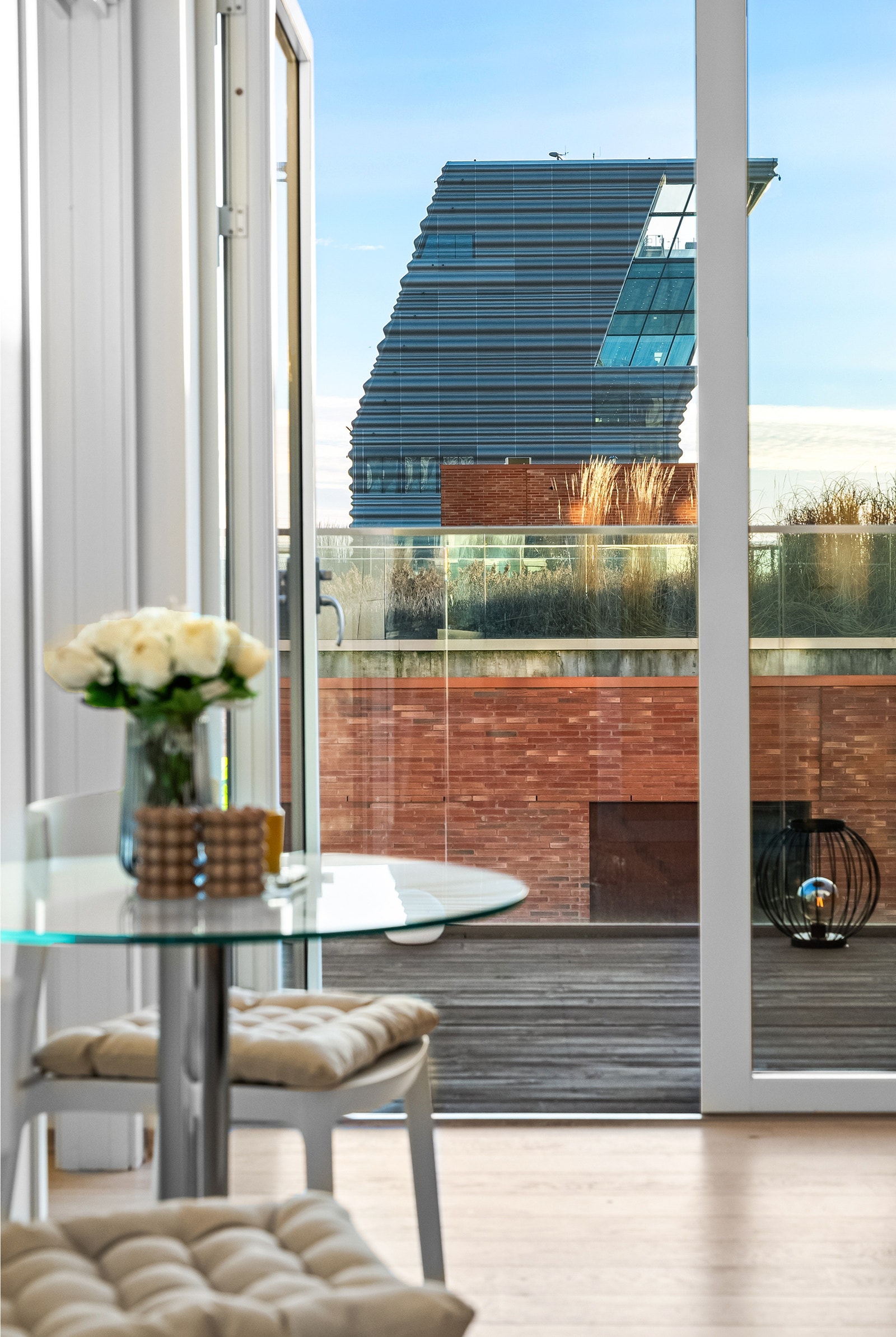 Fantastisk utsikt mot Munchmuseet fra leiligheten. Store doble glassdører fører ut til en romslig balkong med flott utsyn Galleribilde