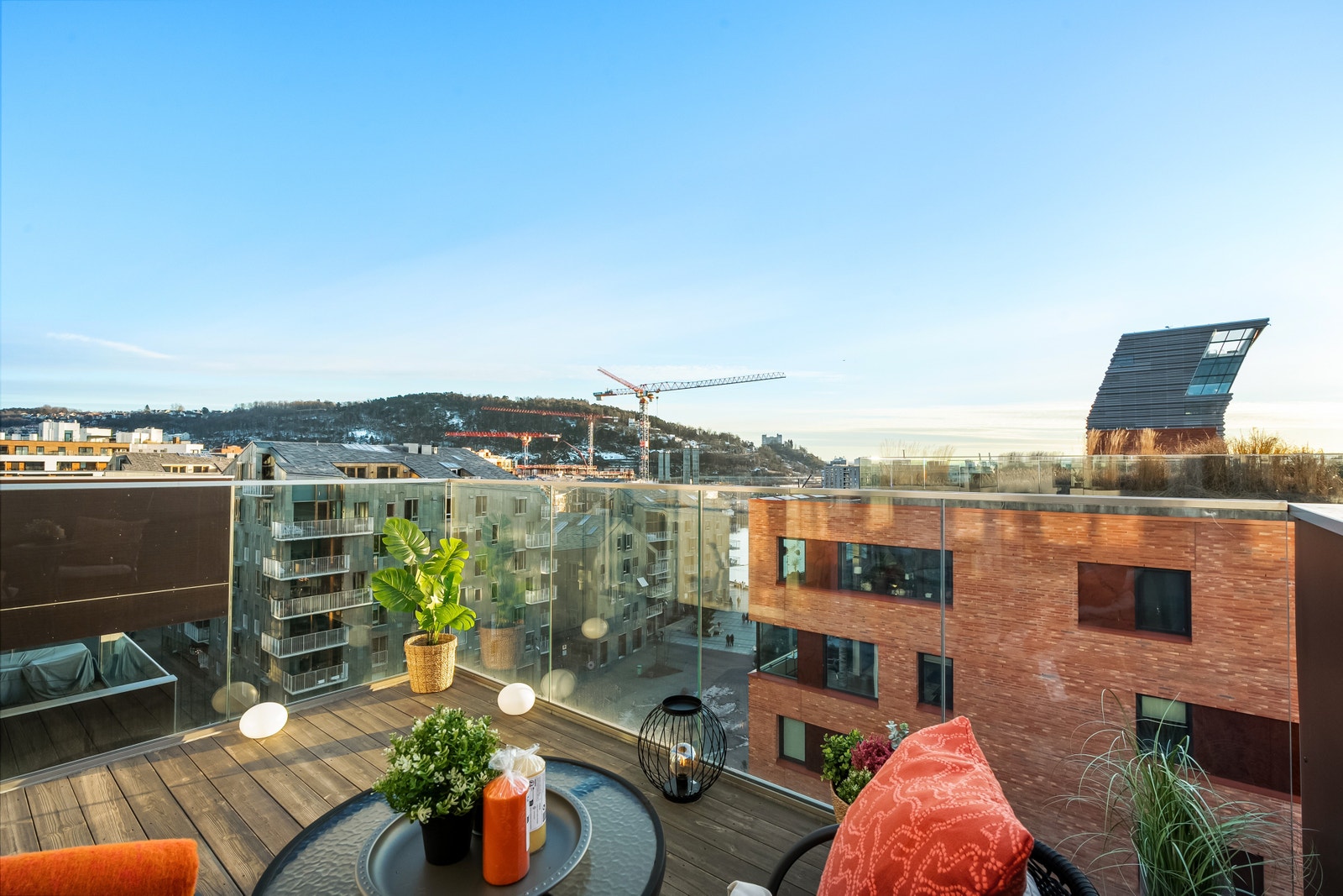 Solrik balkong på hele 9 kvm med rikelig plass til utemøbler, grill, planter, lounge og gjester. Galleribilde