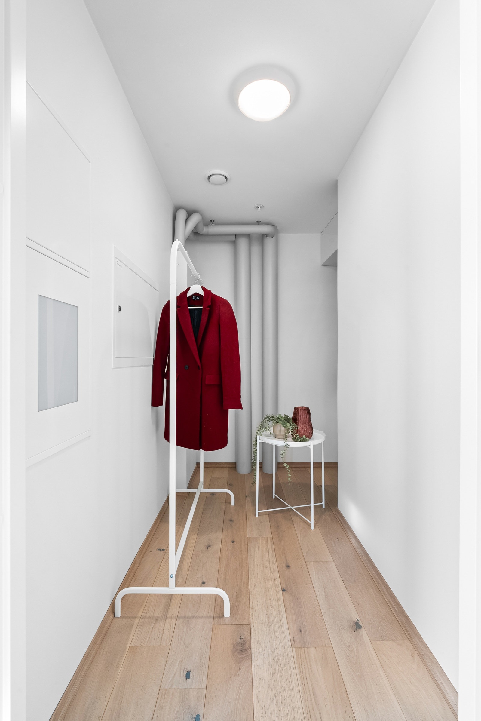 Innvendig bod med plass til skap, skrivebord eller lignende. Galleribilde