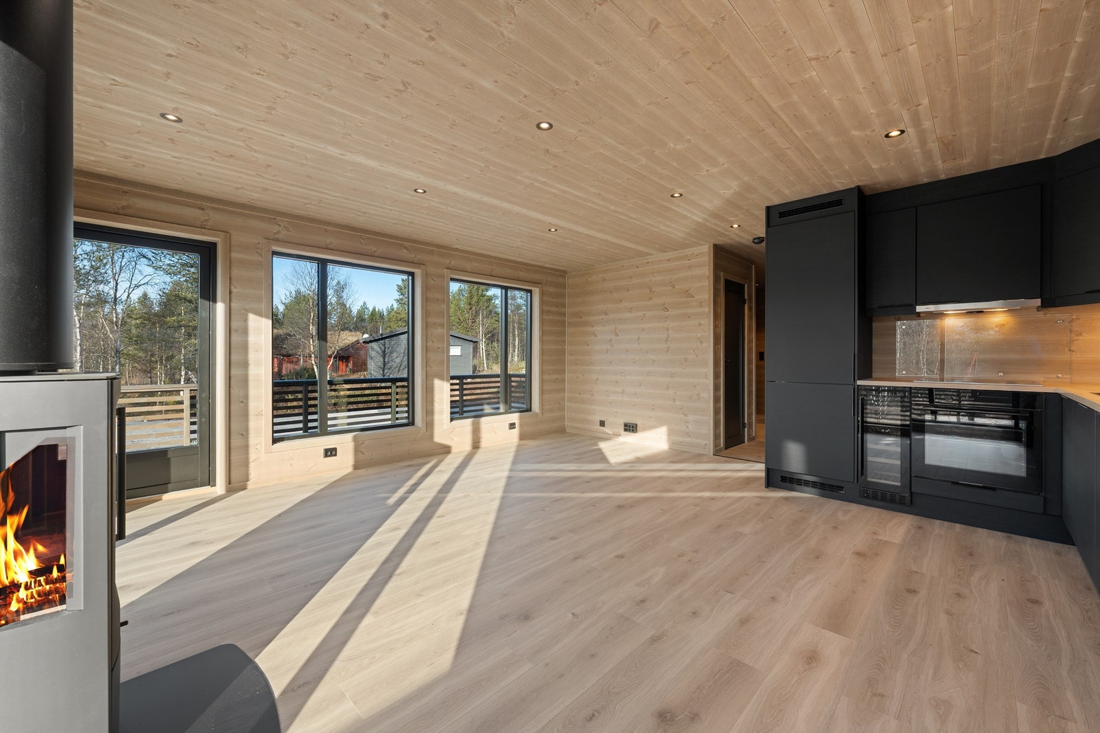 Åpen stue/kjøkken løsning. (Bilde fra tilsvarende hytte). Galleribilde