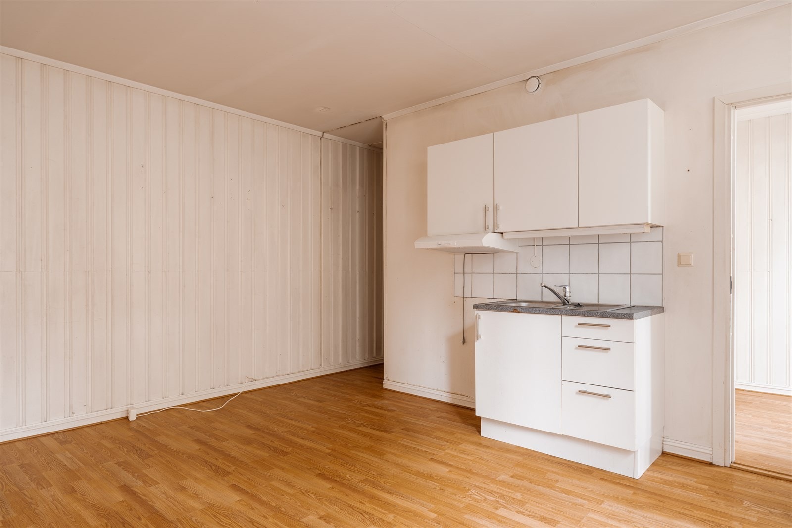 På stuen har du plass til sofa, tv-seksjon og annet ønsket møblement. Galleribilde