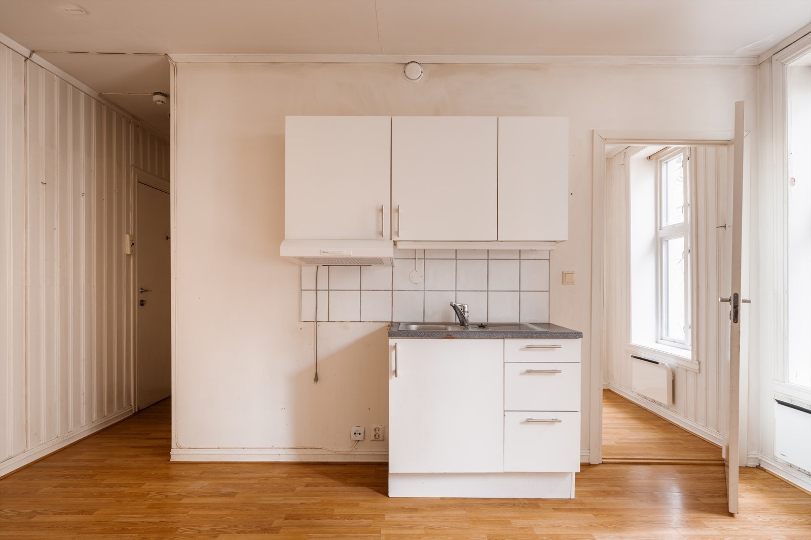 Leiligheten oppleves lys og luftig men har et behov for totaloppussing. Galleribilde